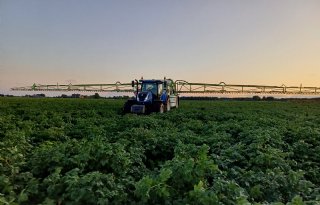 Akkerbouwer ontwikkelt bedrijf verder met nieuwe spuitmachine