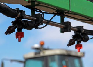 Scoor makkelijk met onkruidbestrijding in grasland