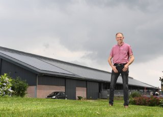 Melkveehouder Harbers: 'Zonnepanelen op dak passen naadloos bij duurzaam boeren'