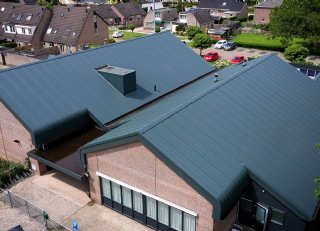 Sanering en renovatie dak dorpshuis Maurik ging van een leien dakje